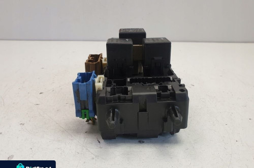 Volvo S40 V40 lift 1.9 D SKRZYNKA BEZPIECZNIKÓW