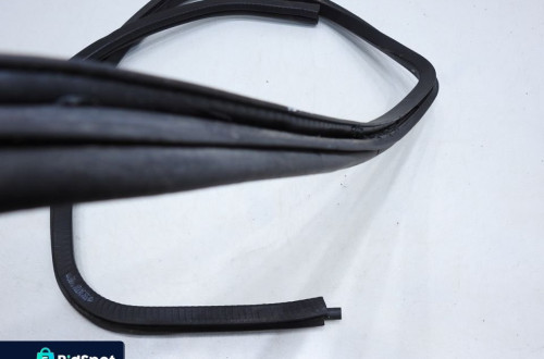 USZCZELKA DRZWI PRAWY TYŁ JEEP GRAND CHEROKEE ZJ