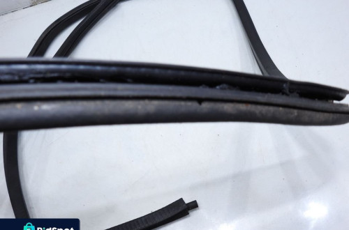 USZCZELKA DRZWI PRAWY TYŁ JEEP GRAND CHEROKEE ZJ
