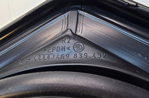 USZCZELKA DRZWI PRAWY TYŁ AUDI A6 C7 4G9839432 PIANO BLACK