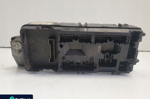 Volvo S40 V40 lift 1.9 D SKRZYNKA BEZPIECZNIKÓW