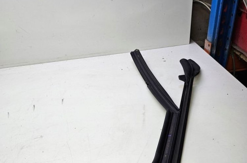 USZCZELKA DRZWI LEWY TYŁ AUDI A6 C7 4G9839431 PIANO BLACK