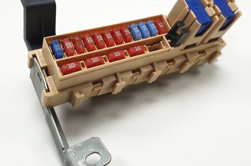 SKRZYNKA BEZPIECZNIKÓW NISSAN MICRA K12 1.2 16V