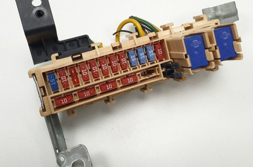 SKRZYNKA BEZPIECZNIKÓW NISSAN MICRA K12 1.2 16V