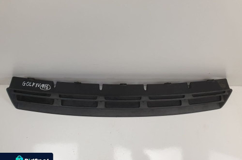 VW Golf IV ŚRODKOWA KRATKA ZDERZAKA Przód