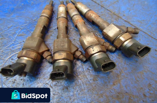 WTRYSKIWACZ DIESEL OPEL VIVARO 1.9CDTI 4 SZT 7700111014 0445110021