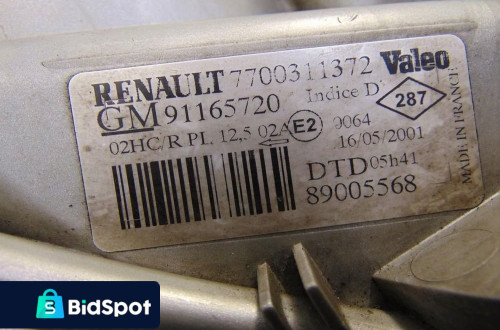 RENAULT TRAFIC REFLEKTOR PRAWY