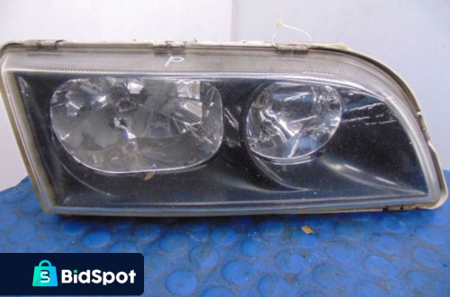 VOLVO V40 I REFLEKTOR PRAWY