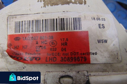 VOLVO V40 I REFLEKTOR PRAWY