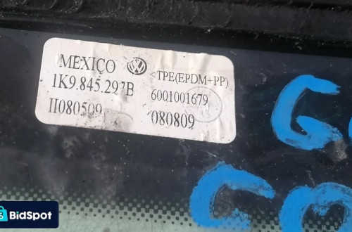 VW GOLF V KOMBI  08r SZYBA KAROSERYJNA LEWA