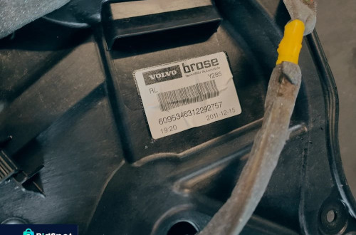 VOLVO V70 III 12r PODNOŚNIK SZYBY LEWY TYŁ