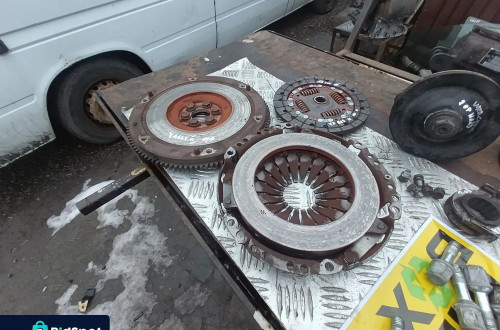 toyota yaris ii 2 1.0b sprzeglo tracza docisk sprzegla jak nowe 13451-0q010-a