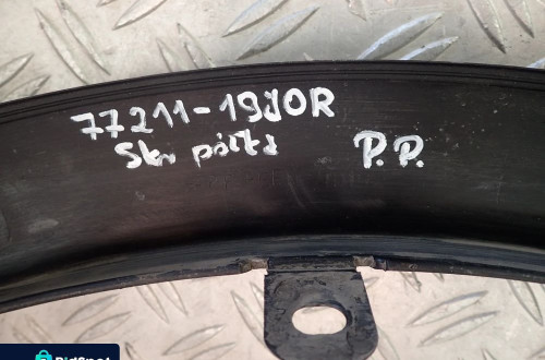 SUZUKI SX4 LISTWA BŁOTNIKA PRAWY PRZÓD 77211-19J0R