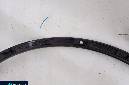 VW TOUAREG III 760 18- LISTWA BŁOTNIKA PRAWA PRZÓD