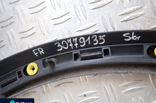 VOLVO C30 NAKŁADKA BŁOTNIKA PRAWY PRZÓD 30779135 RADOM