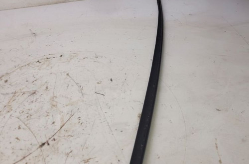 LISTWA ZGARNIAJĄCA SZYBY CZOŁOWEJ LEWA AUDI A4 B9 8W0854327B C
