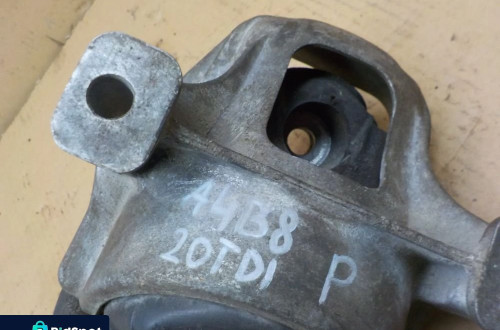 AUDI A4 B8 2.0 TDI PODUSZKA SILNIKA PRAWA