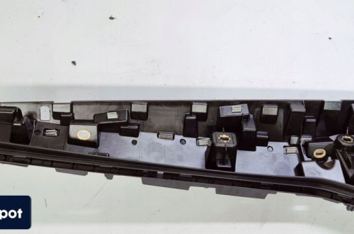 LISTWA MOCOWANIE DEKORU DESKI AUDI A6 C8 4K1857736