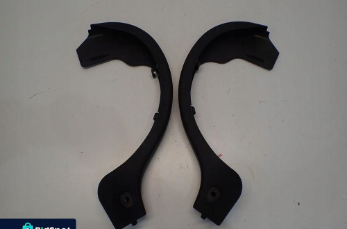 Osłona zawiasu klapy prawa lewa MERCEDES W204 SDN