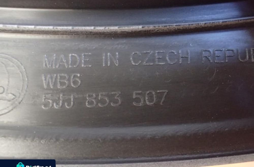 Nakładka listwa błotnika lewy przód SKODA RAPID