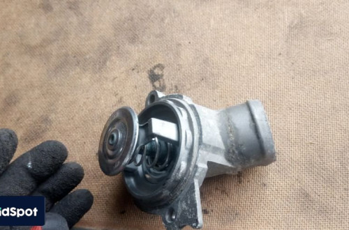 mercedes ml w163 3.2b v6 obudowa termostatu a1122030275