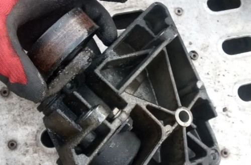 bmw e39 2.0d 136k lapa podstawa sprezarki klimatyzacji napinacz pasak klinowego