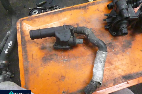 vw golf skoda obudowa termostatu termostat 03g121132b
