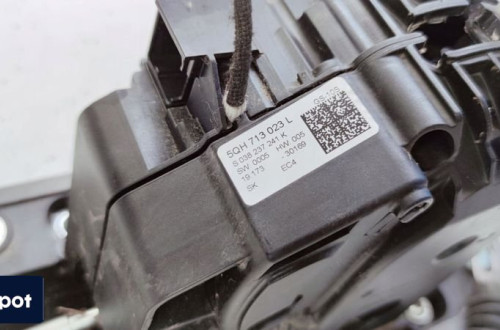 WYBIERAK LEWAREK AUTOMAT AUDI Q3 F3 5QH713023L