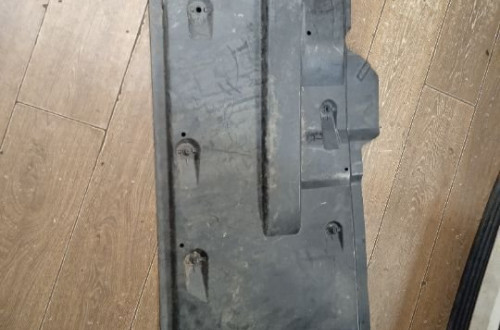 PŁYTA POD AUTO LEWA LUB PRAWA TOLEDO IV SKODA RAPID 6RA82520