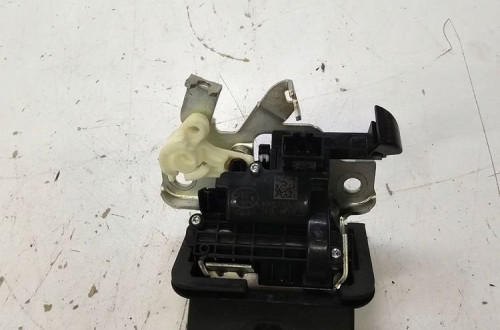 ZAMEK KLAPY TYŁ AUDI Q3 F3 83A Q2 81A827505
