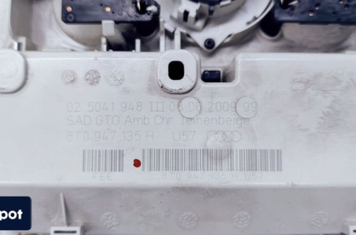 LAMPKA PODSUFITKI AUDI A4 B8 A5 8T0947135H U57 BEŻ