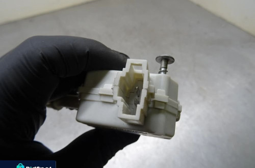 VW CC LIFT 11-16 1.4 TSI SIŁOWNIK KLAPKI WLEWU PALIWA 3C8810773A