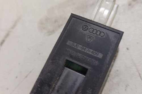 LAMPKA OŚWIETLENIE KABINY AUDI LED 8J0947409
