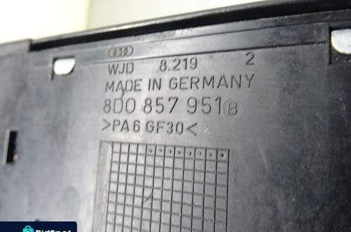 AUDI A4 B5 94-99 KOMBI 1.9 TDI POPIELNICZKA PRZÓD 8D0857951B