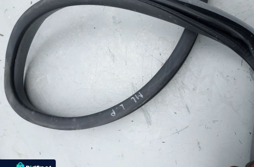 MERCEDES ML W164 USZCZELKA DRZWI PRZOD PRZEDNIA LEWA