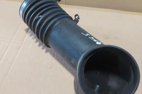 Wlot powietrza rura wąż BMW 5 13711736060