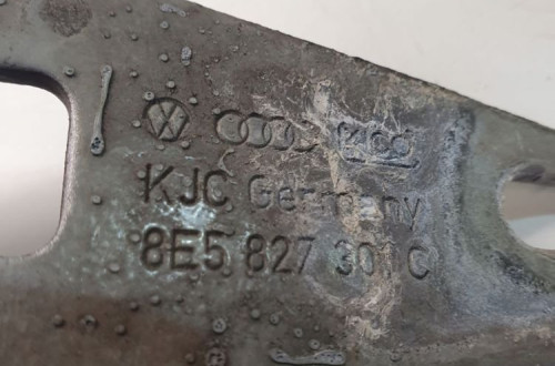 ZAWIAS KLAPY TYŁ LEWY AUDI A4 B7 8E5827301C LY7H