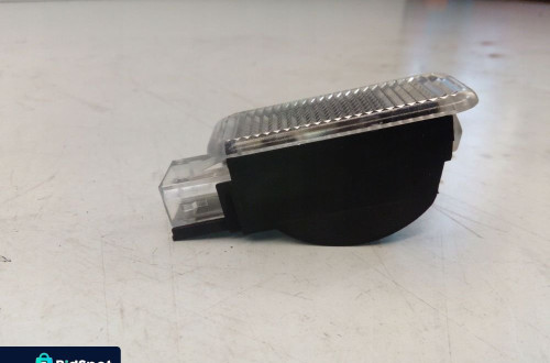LAMPKA OŚWIETLENIE KABINY AUDI A3 A4 A5 4E0947105A