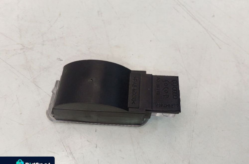 LAMPKA OŚWIETLENIE KABINY AUDI A3 A4 A5 4E0947105A