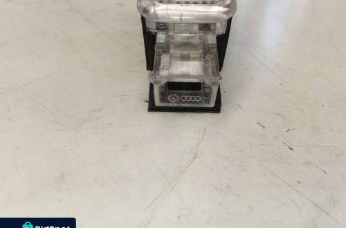 LAMPKA OŚWIETLENIE KABINY AUDI A3 A4 A5 4E0947105A