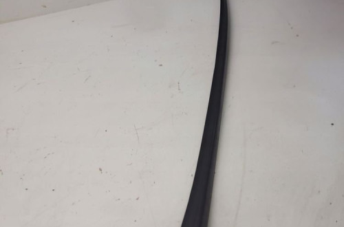 LISTWA ZGARNIAJĄCA SZYBY LEWA AUDI Q5 8R0854327A