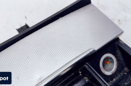 POPIELNICZKA SCHOWEK PRZÓD AUDI Q7 4L 4L0857951