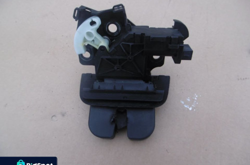 Zamek do klapy AUDI A4 B7 KOMBI 8P482750