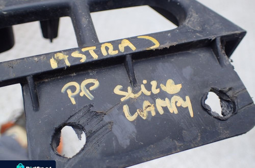 ŚLIZG POD LAMPE PRAWY PRZÓD OPEL ASTRA J 13368882 RADOM