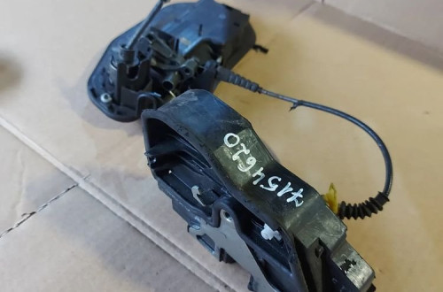 Zamek drzwi prawy przód BMW X3 &#x27;05r 7154620