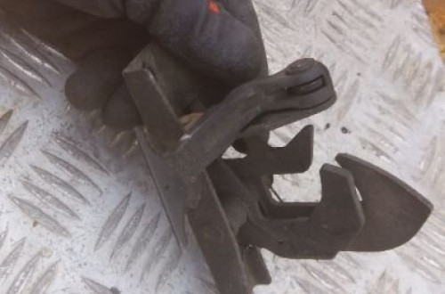 mercedes w211 rygiel zamek maski przod a2118878827