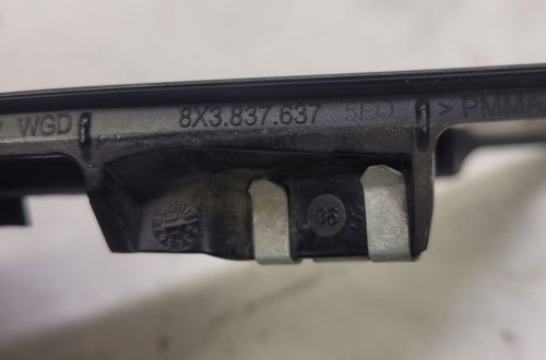 TRÓJKĄT NAKŁADKA DRZWI LEWY PRZÓ AUDI A1 8X3837637