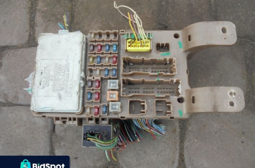 PUSZKA BEZPIECZNIKÓW TOYOTA COROLLA E12 02-07 1.6