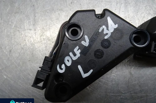 VW GOLF V 03-09 HB 3D 1.9TDI WZMACNIACZ GLOŚNIKÓW LEWY PRAWY